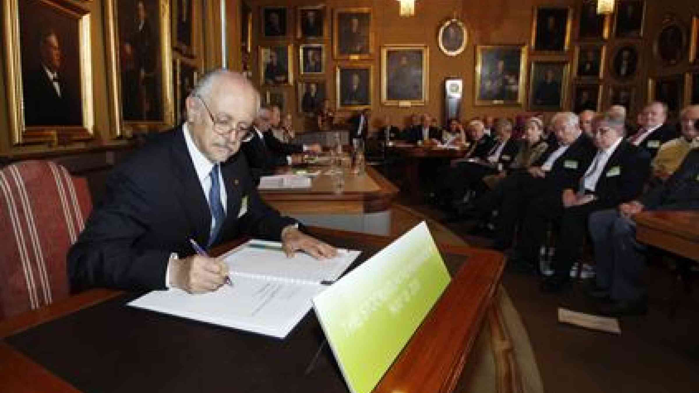 Nobel Laureate Mario J. Molina signs the Stockholm Memorandum at the 3rd Nobel Laureate Symposium on Global Sustainability in Stockholm between 16 and 19 May 2011 (Photography 3rd Noble Laureate Symposium/Steffan Nilsson)