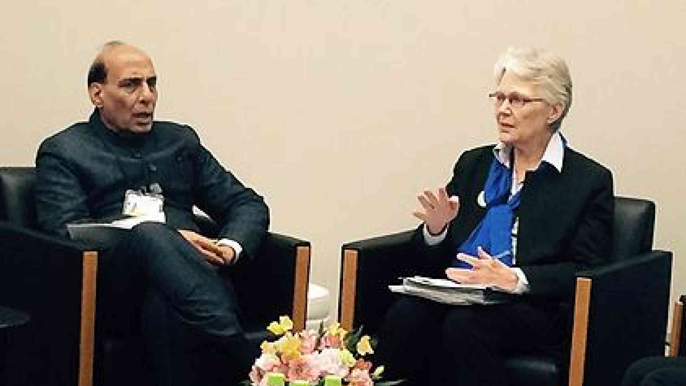 Minister H.E. Rajnath Singh discusses India's hosting of the Asian Ministerial Conference with SRSG Wahlström. (Photo: UNISDR)