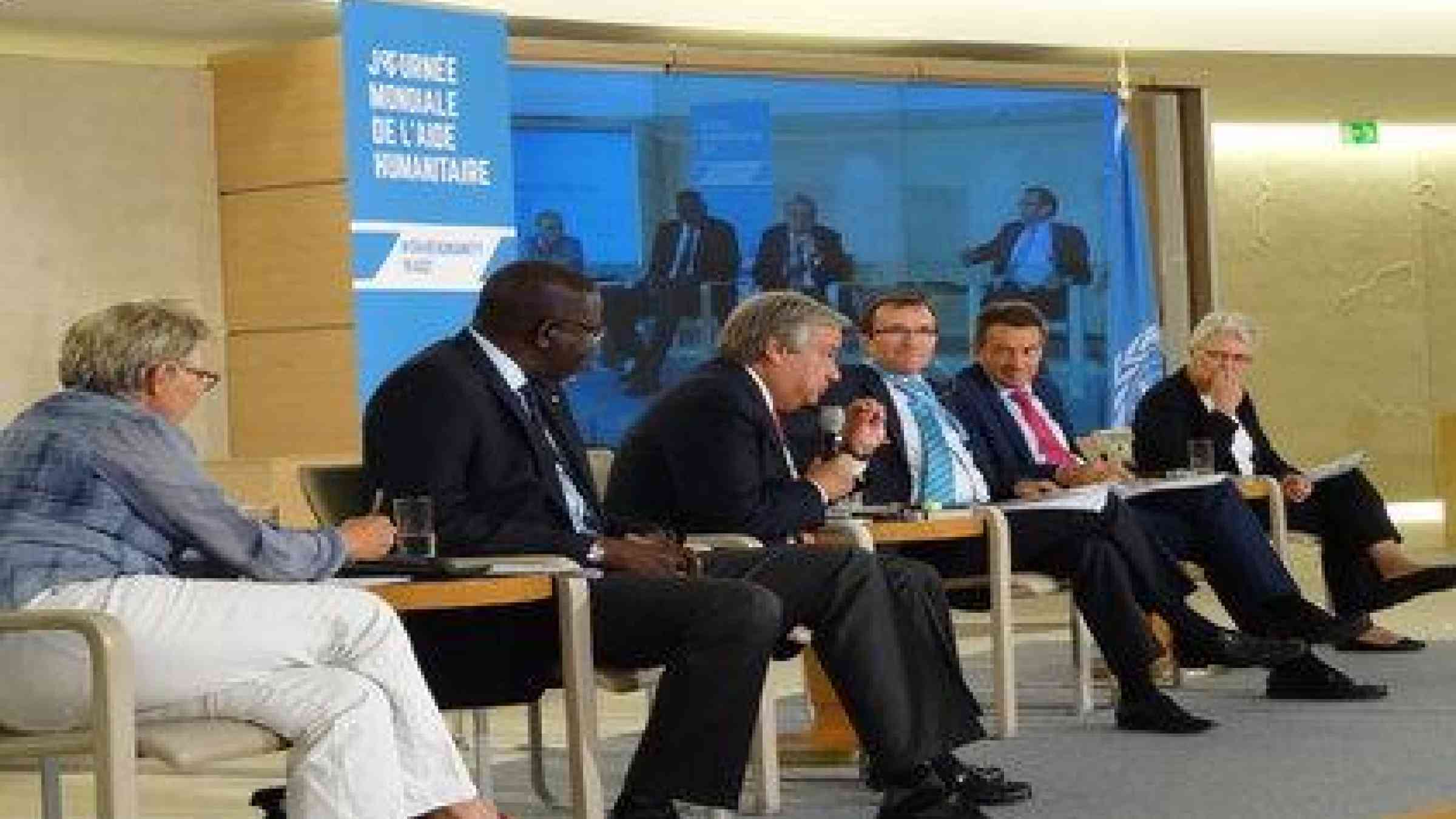 Antonio Guterres, UN High Commissioner for Refugees (with microphone) during a debate in Geneva on World Humanitarian Day with (from left) Nan Buzard, Executive Director ICVA; Elhadj As Sy, Secretary-General of the IFRC; moderator Espen Barth Eide, Managing Director of the World Economic Forum; Peter Maurer, President of the ICRC; and Margareta Wahlström, Special Representative of the UN Secretary-General for Disaster Risk Reduction (Photo: UNISDR)