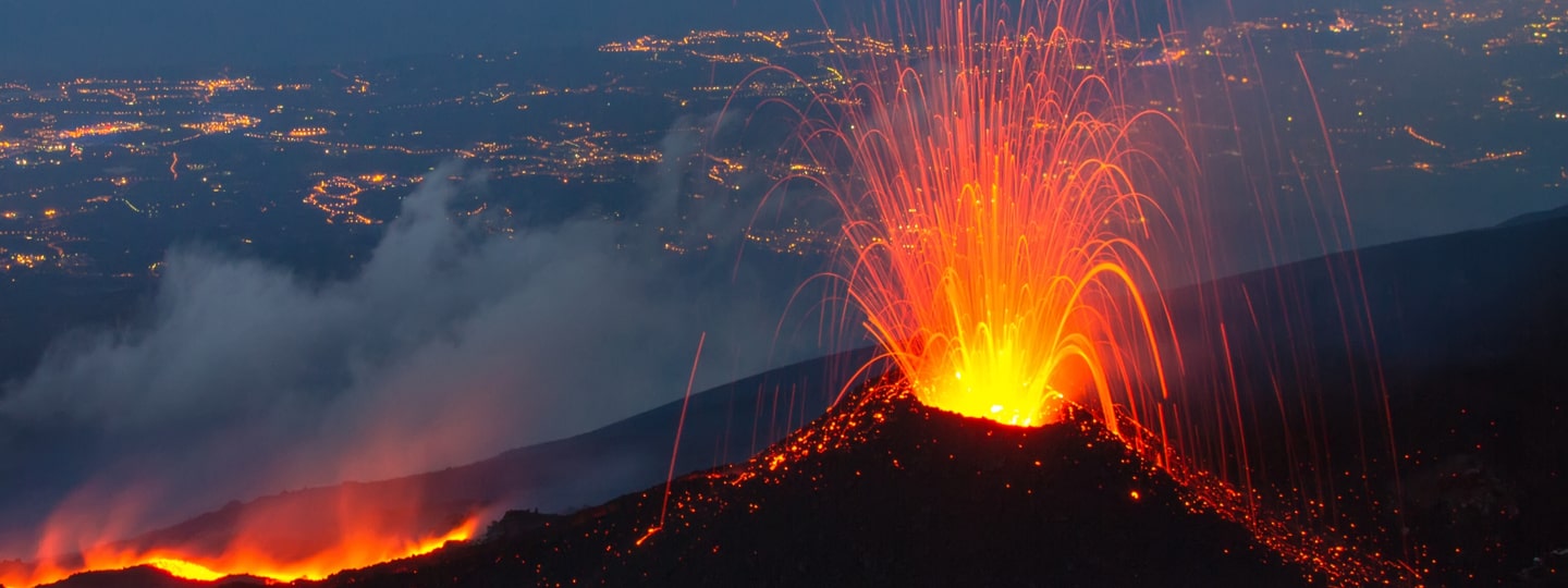 Вулкан 500 рублей. Вулкан Везувий. Флегрейские поля супервулкан. Самый большой вулкан Этна в Италии. Город Этна США.