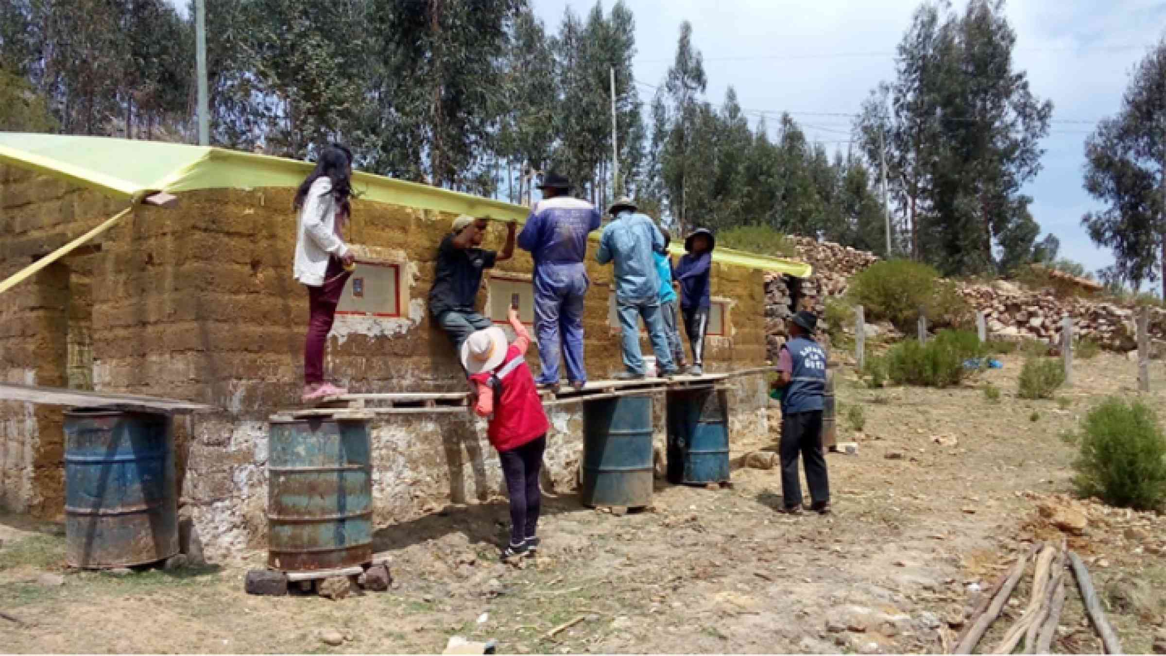 Integrantes de La Huertita de Sucre arreglando el techo de un vivero. Fotografía: Gobierno Autónomo Municipal de Sucre, 2020 