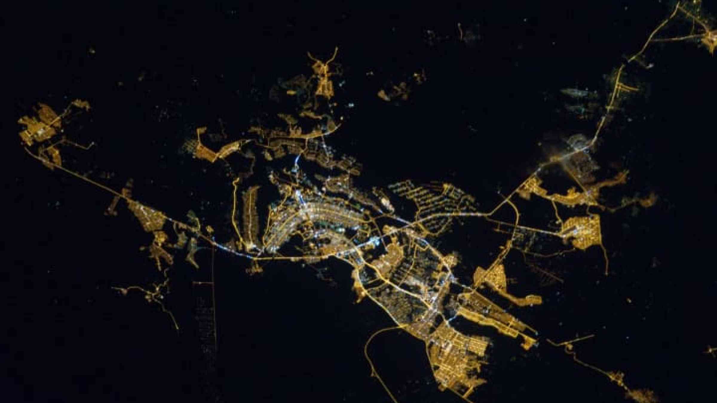 Vista nocturna de Brasilia desde la Estación Espacial Internacional. Ceilândia, al oeste de Brasilia, era un asentamiento informal reestructurado por el Gobierno en 1970 que se ha convertido ahora en una ciudad satélite.