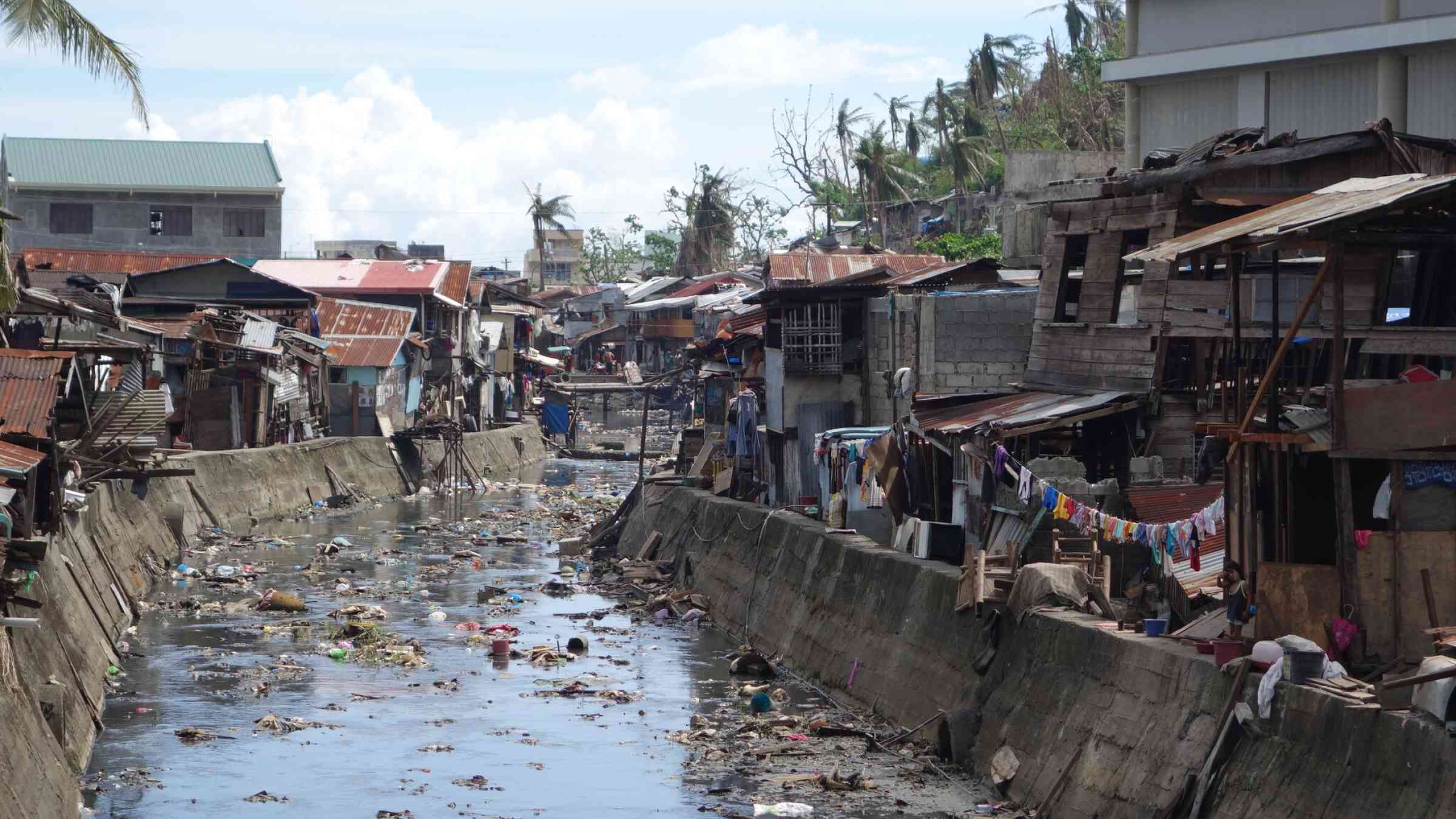 Philippines Tacloban_slum.jpg
