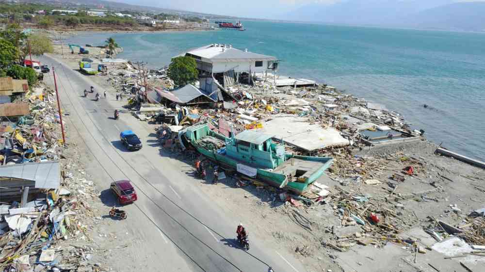 The impact of the tsunami that occurred along the Palu bay, Indonesia (2018)