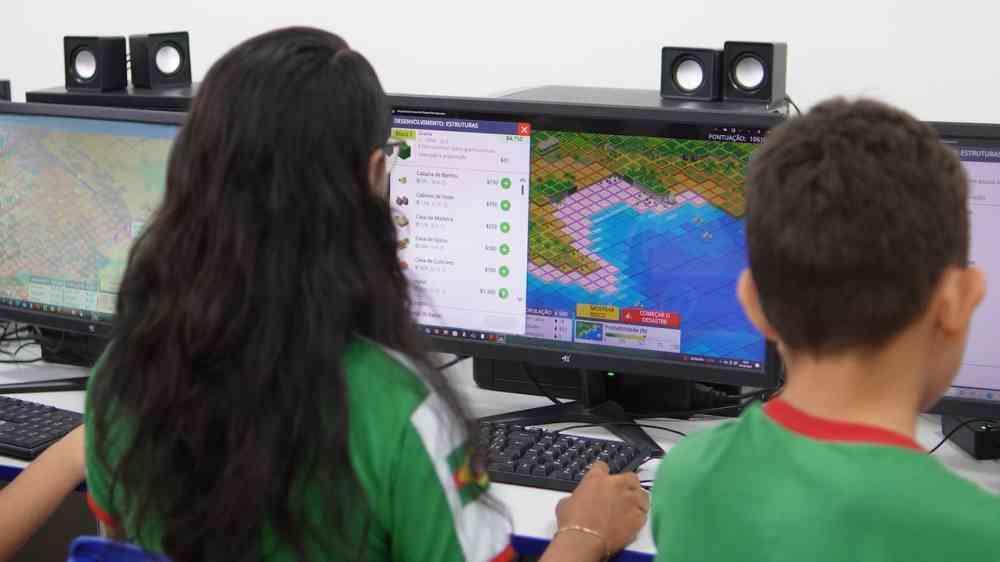 Schoolchildren playing the Stop Disasters game in Barcarena, Brazil, in the lead up to COP30 (October 2025).