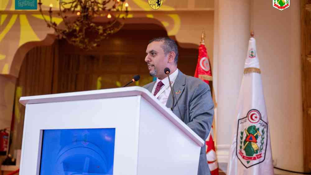 Dr. Raidan Aslaqqaf speaking on the podium