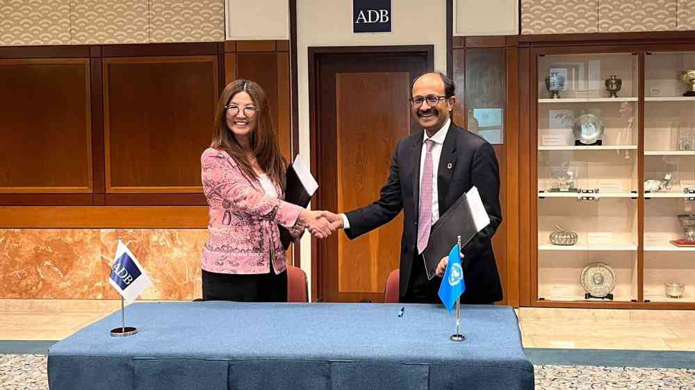 Handshake between HK Yu, ADB Vice-President and Kamal Kishore, Head of UNDRR. 