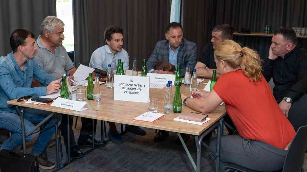 Participants are discussing the issue during the workshop