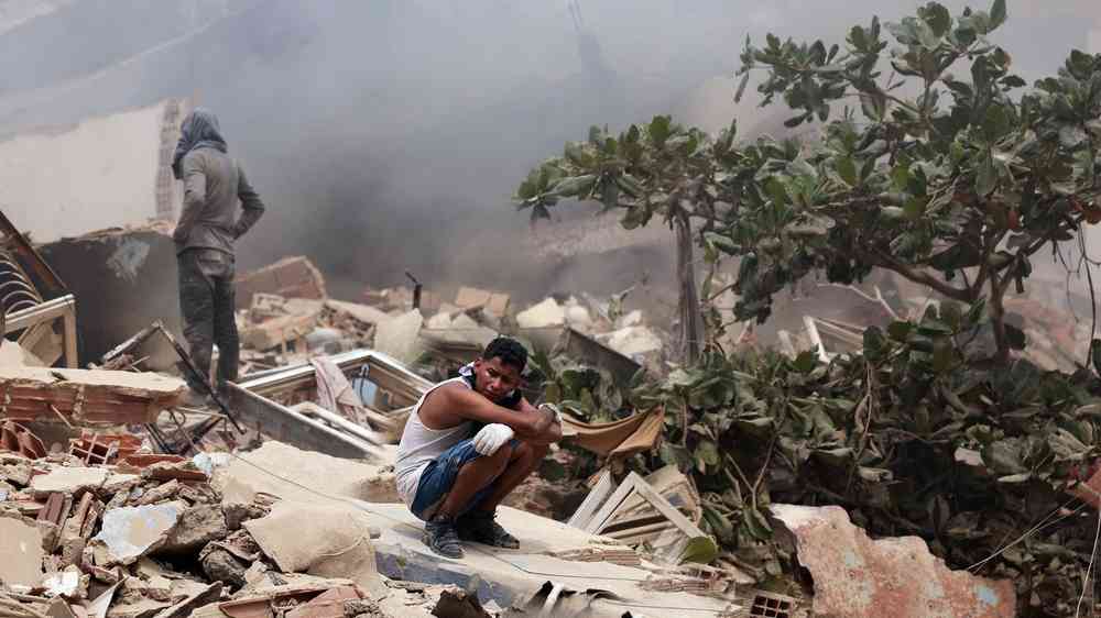 A man cries amid the rubble of a damaged building in the aftermath of a powerful earthquake in La Guaira, Venezuela (June, 2026)