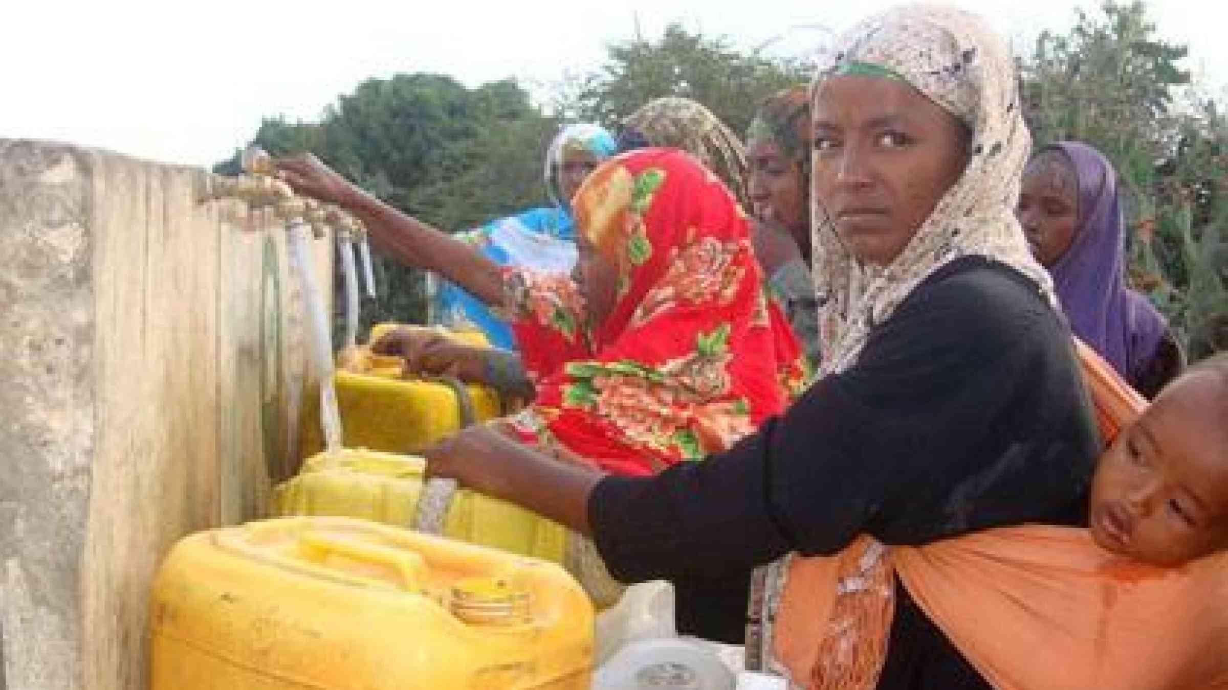 A woman collects water in Lafole, Somalia, supplied by Oxfam & SAACID. (Photo: Oxfam Novib)