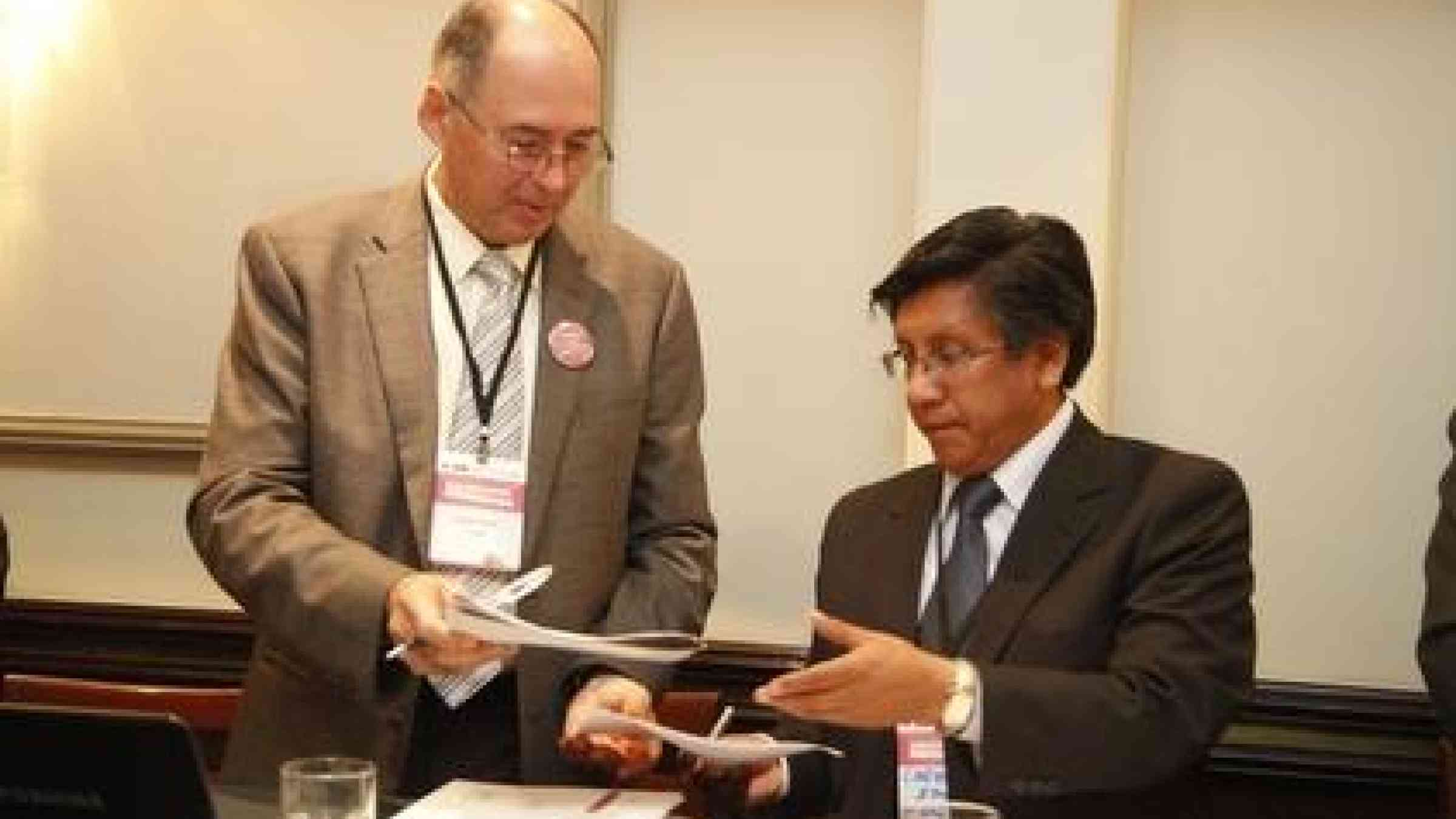 From left: Ricardo Mena, Head of UNISDR's Regional Office in the Americas, and Educardo Cahuaricra, manager of the Association of Municipalities of Peru (AMPE).