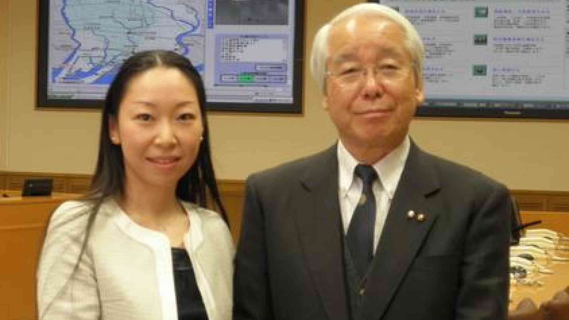 UNISDR officer Yuki Matsuoka with Toshizo Ido, Governor of Hyogo Prefecture. Governor Ido is a champion of the Making Cities Resilient campaign.