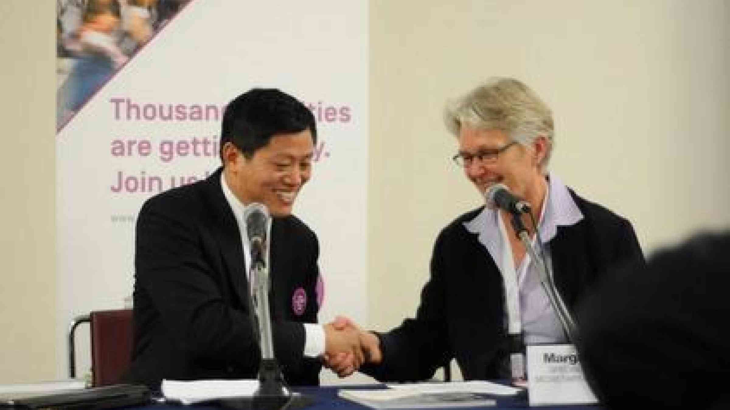 Liu Baochun (left), Director General, Guangzhou Municipal People’s Government, and Margareta Wahlström, UN Special Representative of the Secretary-General for Disaster Risk Reduction.