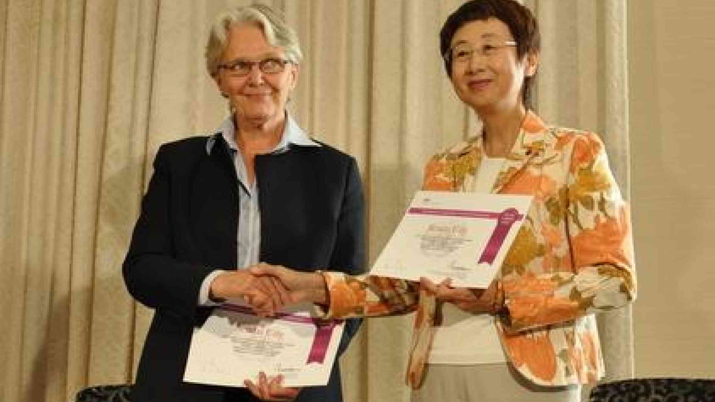 From left: UNISDR Chief Margareta Wahlström presents the Mayor of Sendai, Emiko Okuyama, with a certificate of recognition on the importance of political leadership in building disaster resilient socieites.