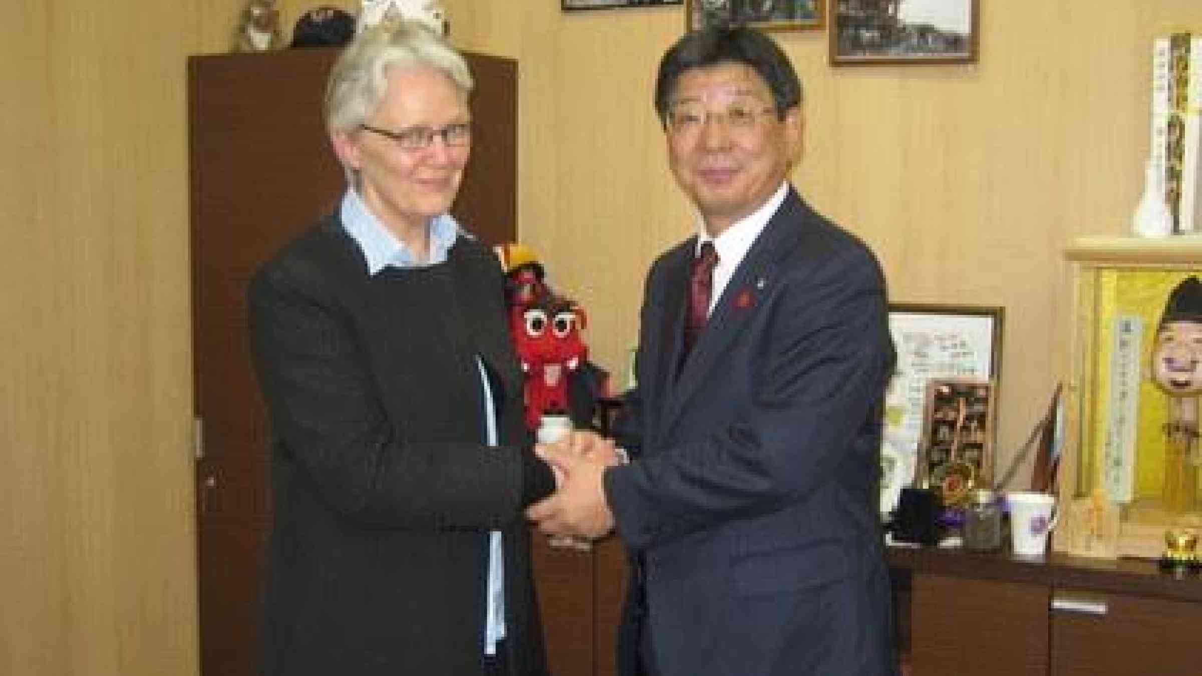 Margareta Wahlström (left) again meets with Mayor Jin Sato, from Minami-Sanriku town in Miyagi Prefecture, Japan.