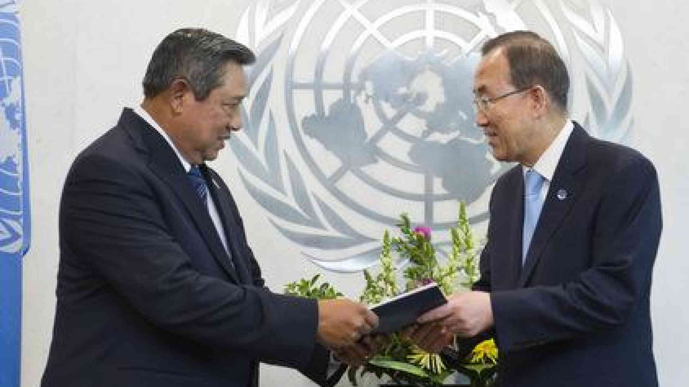 Susilo Bambang Yudhoyono (left), President of the Republic of Indonesia and Co-Chair of the Secretary-General’s High-Level Panel of Eminent Persons on the Post-2015 Development Agenda, presents the Panel’s report to Secretary-General Ban Ki-moon.