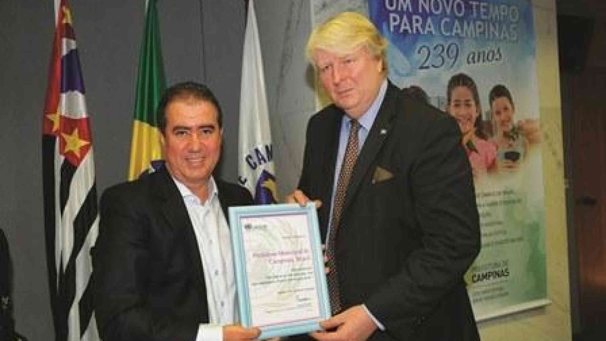 Role model: Mayor of Campinas Jonas Donizette (left) receives recognition for his city's achievements from UNISDR Senior Programme Advisor David Stevens. Photo: Carlos Bassan