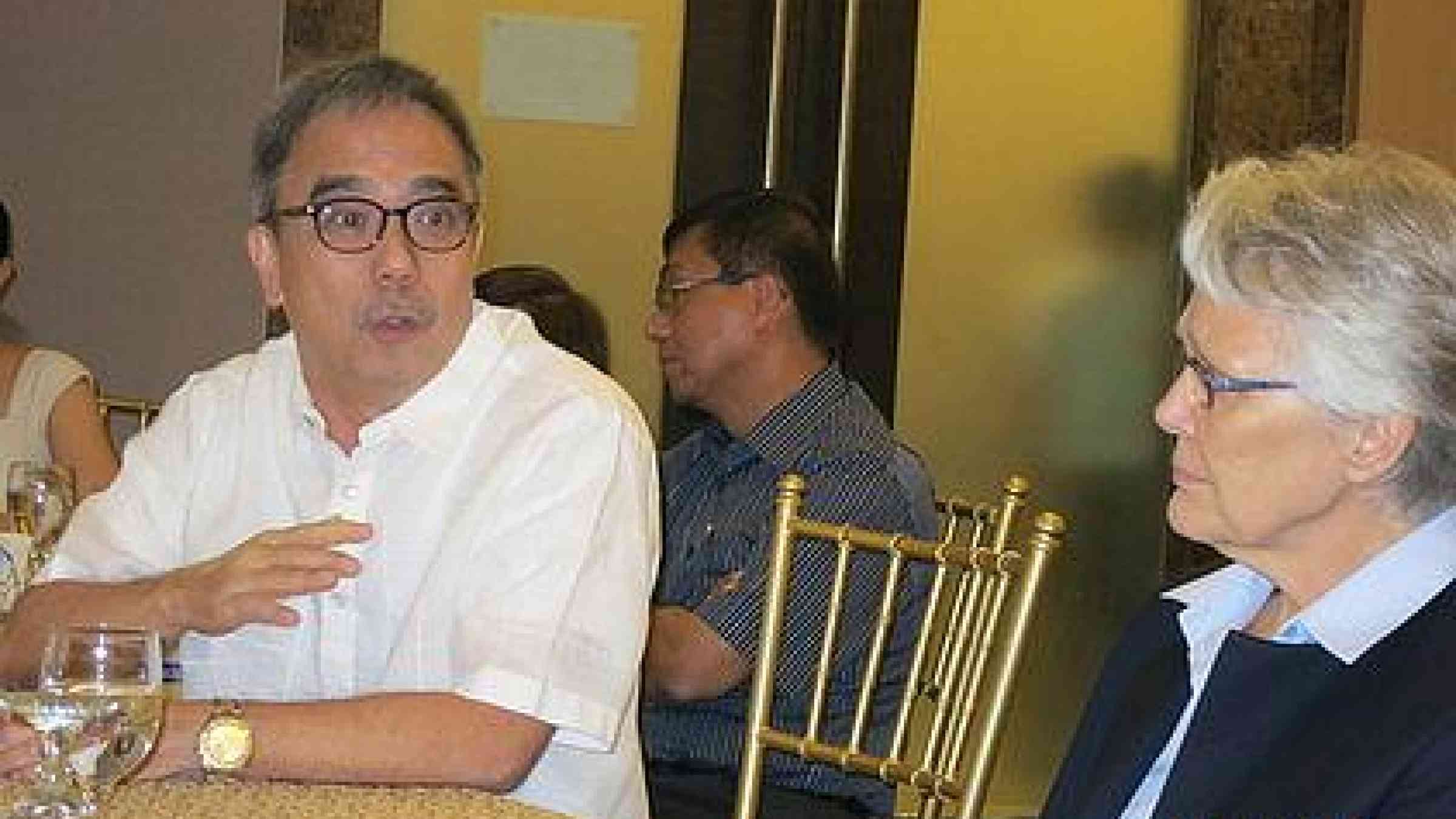 The Secretary of the Philippine Government's Department of Science and Technology, Mario Montejo in discussion with UNISDR head, Margareta Wahlström