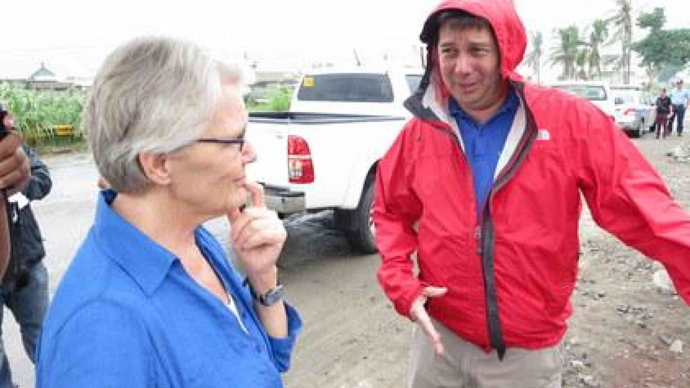 Mayor Romualdez describes to Ms Wahlström the progress made at one of the city’s transitional shelter sites.