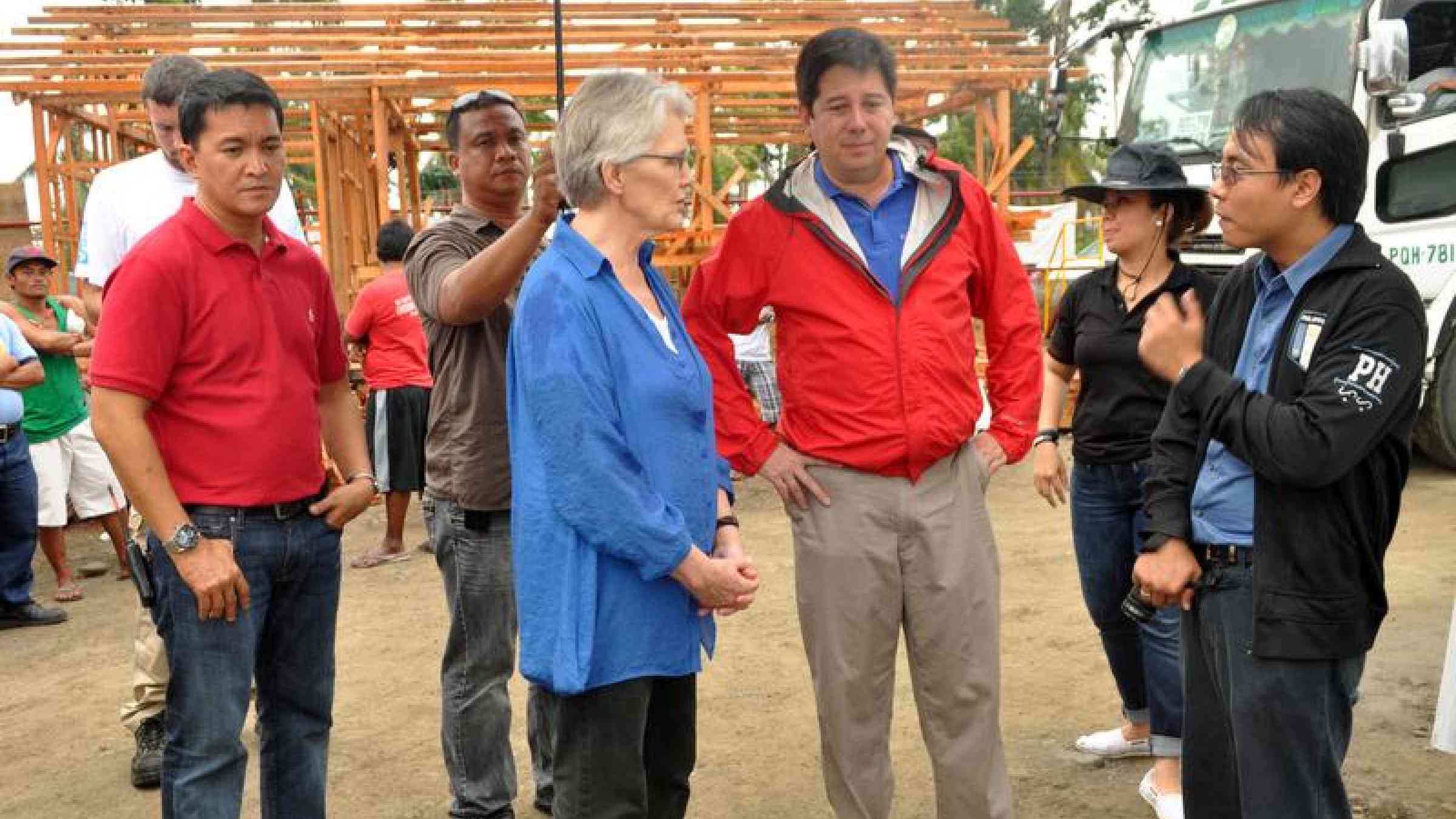 Yeb Saño discusses opportunities for resilient recovery at a transitional shelter site with Tacloban Mayor Mr Alfred Romualdez and the UN Secretary-General’s Special Representative for Disaster Risk Reduction, Ms Margareta Wahlström.