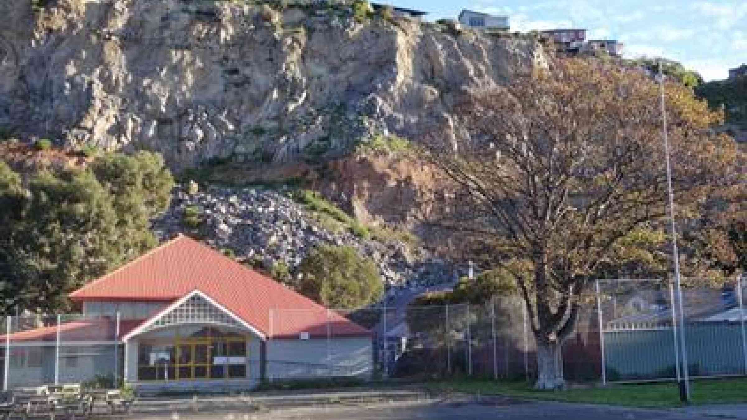 The Redcliffs School is in Christchurch's Red Zone and has been closed for three years due to the danger of rockfalls triggered by earthquakes and aftershocks. No schoolchildren died in the Christchurch earthquakes of 2010 and 2011. The houses built on top of the cliff have all been abandoned. (Photo: UNISDR)