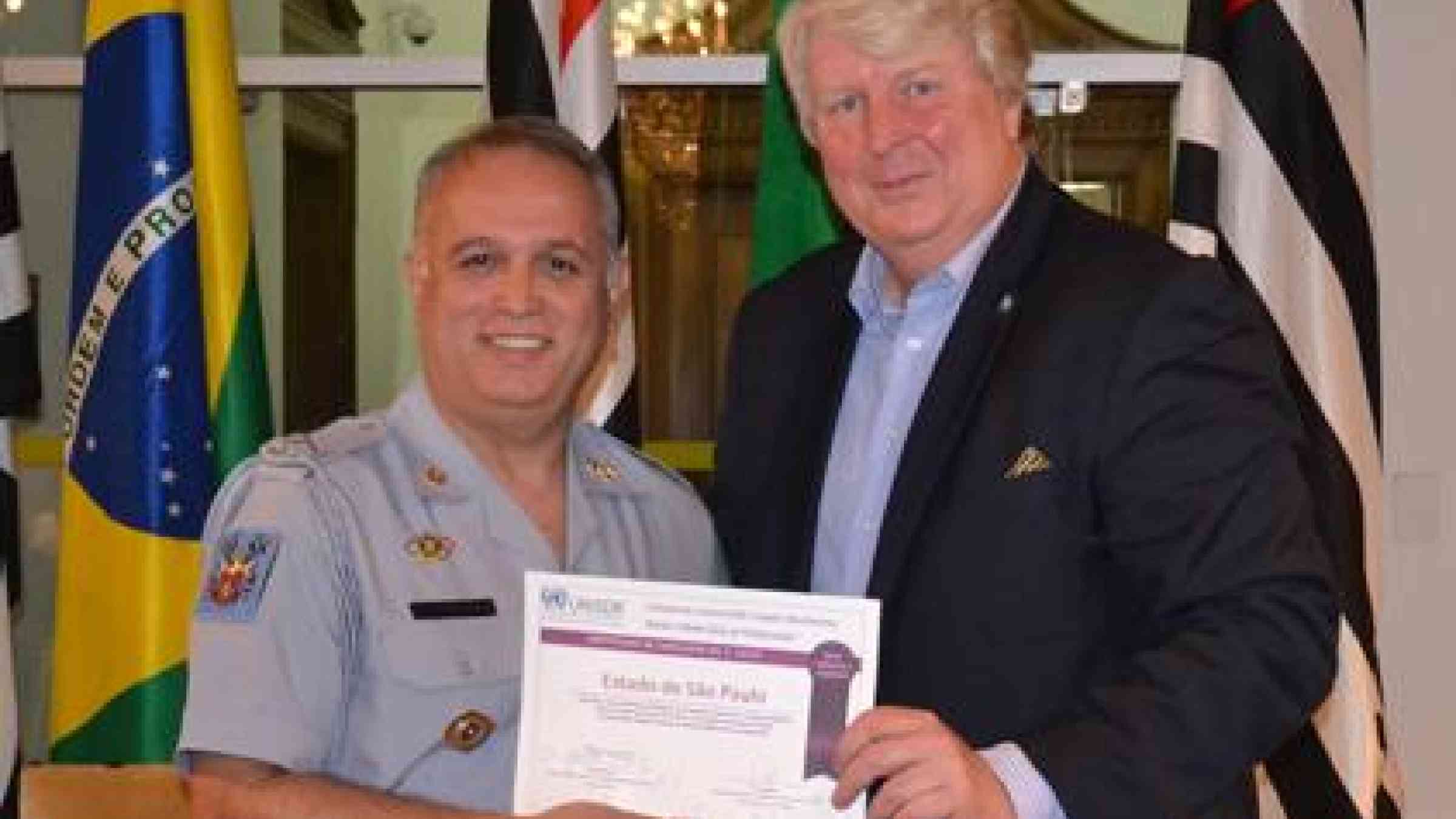 Colonel José Roberto Rodrigues de Oliveira, Coordinator of the São Paulo State Civil Defence received from UNISDR Senior Programme Advisor David Stevens the Certificate of Completion of the LGSAT (Local Government Self-Assessment Tool ) report for the second cycle. (Photo: UNISDR)