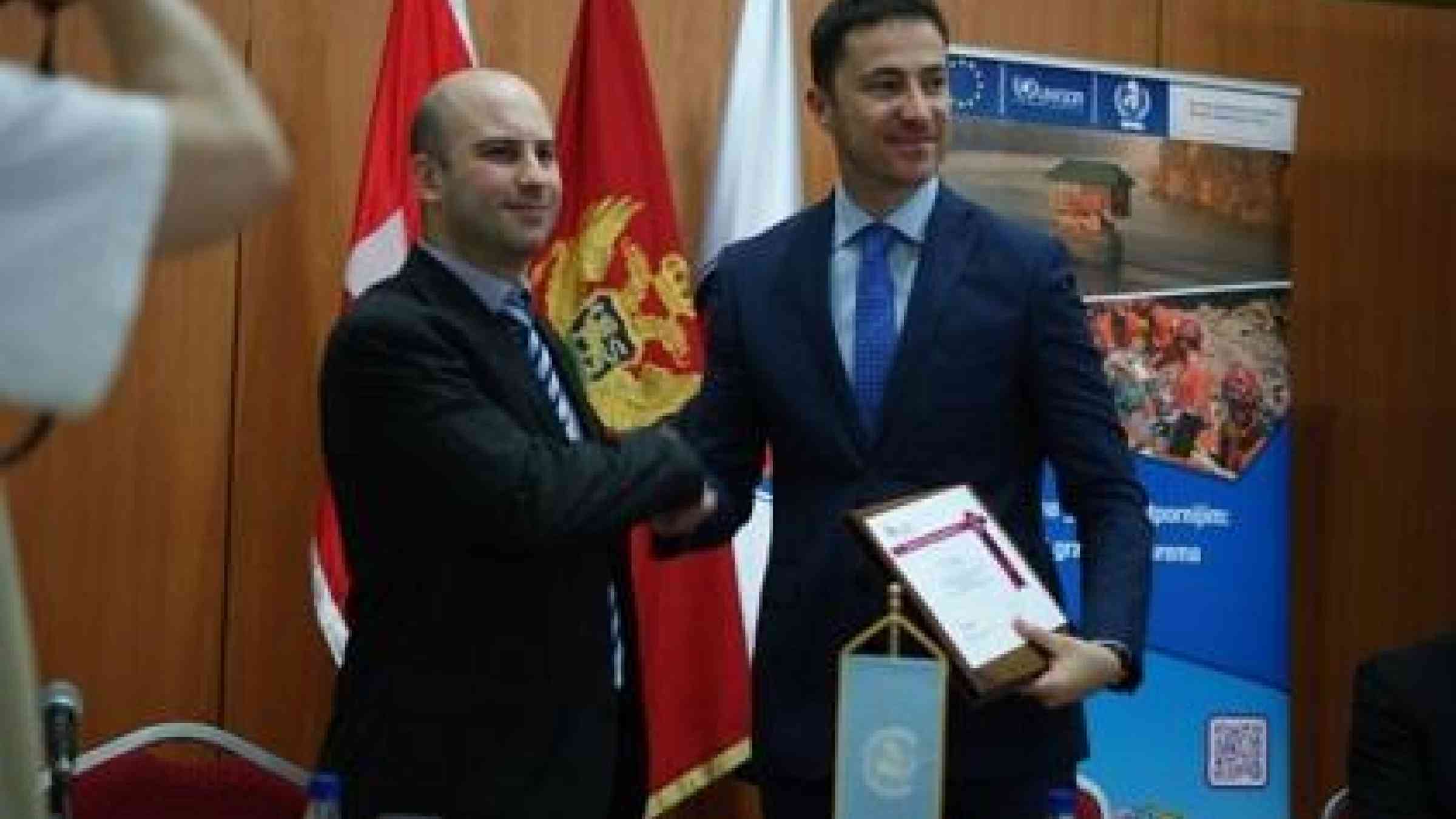 (l to r) Cetinje Mayor Mr Alexander Bogdanovic at the signing ceremony with Mr Demetrio Innocenti, UNISDR Programme Officer.