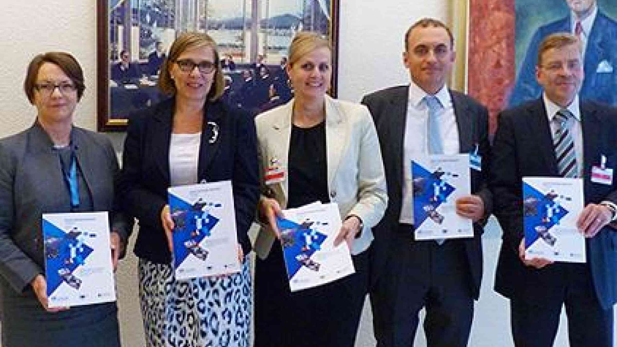 (l. to r.) Elizabeth Longworth, UNISDR Director; Päivi Kairamo, Ambassador to the Permanent Mission of Finland in Geneva; Florika Fink-Hooijer, Director of the European Commission DG ECHO; Stéphane Jacobzone, Deputy Head of Division, Reform of the Public Sector, OECD; Antti Rytövuori, Minister and Deputy Permanent Representative to the Permanent Mission of Finland in Geneva. (Photo: UNISDR)