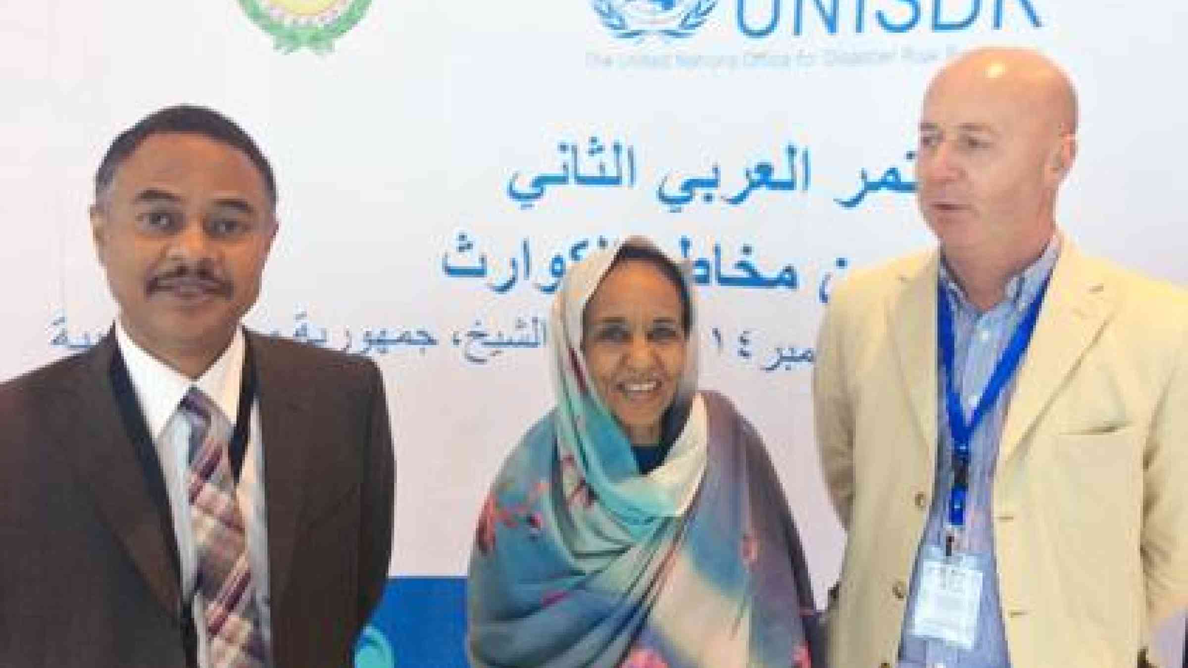 Head of UNISDR Office for Arab States, Amjad Abbashar, talking with keynote speaker on gender, Dr. Widad A. Rahman, Ahfad University, Sudan, and Brian Tisdall, International Committee of the Red Cross. (Photo: UNISDR)
