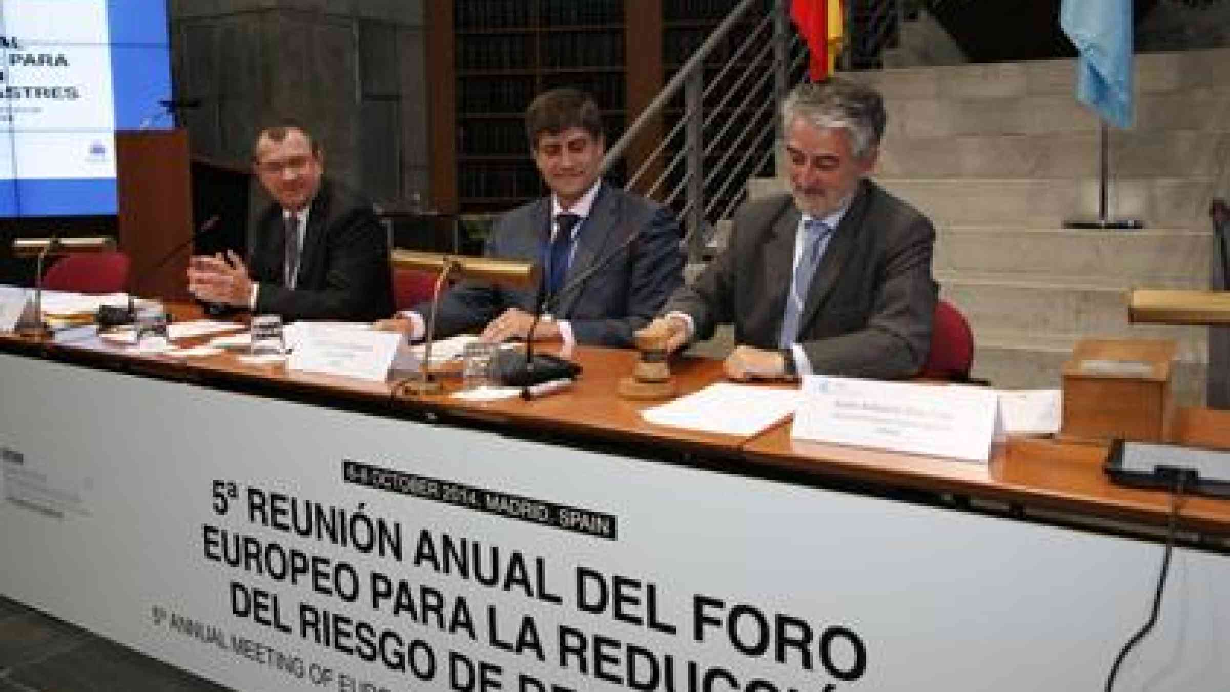 Juan Antonio Diaz Cruz, Director of Human Protection, Spain, brings down the hammer at the close of the 5th European Forum for Disaster Risk Reduction in Madrid today, flanked by co-chairs of the meeting, Daniel Cano of Spain and Marc Jacquet of France. (Photo: Luis Zazo Sánchez, Direccion General de Protección Civil y Emergencias)