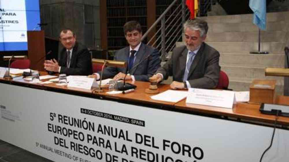 Juan Antonio Diaz Cruz, Director of Human Protection, Spain, brings down the hammer at the close of the 5th European Forum for Disaster Risk Reduction in Madrid today, flanked by co-chairs of the meeting, Daniel Cano of Spain and Marc Jacquet of France. (Photo: Luis Zazo Sánchez, Direccion General de Protección Civil y Emergencias)