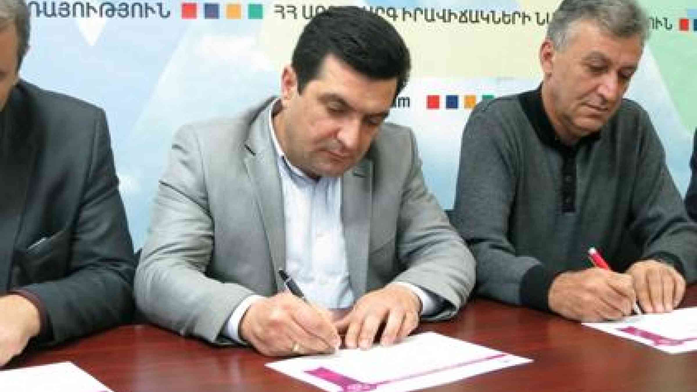 Spitak DeputyMayor Vardan Sahakyan signs up for the Making Cities Resilient Campaign determined to build a safer city after a 'very bad and bitter experience.' (Photo: UNISDR)