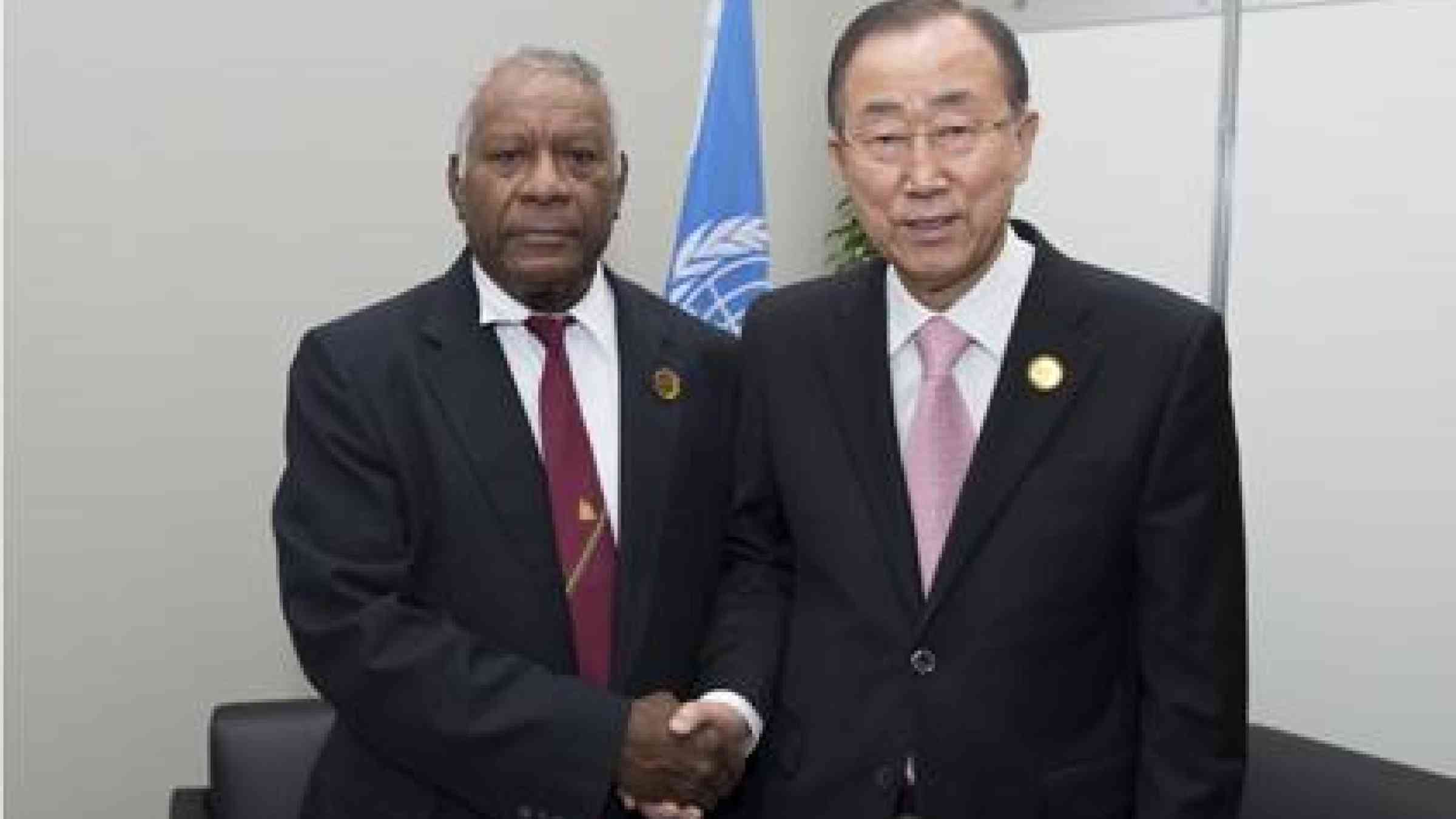 The President of the Republic of Vanuatu, H.E. Baldwin Lonsdale (left), with the UN Secretary-General Bank Ki-moon (right). (Photo: UNISDR)