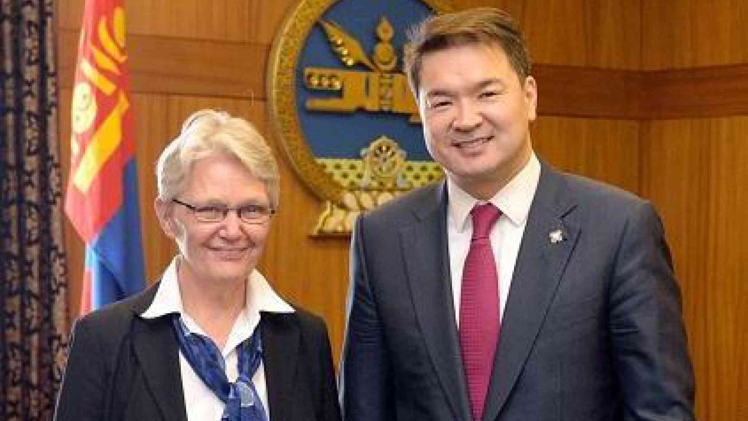 Head of UNISDR, Ms. Margareta Wahlström, pictured today in Ulan Bator with the Prime Minister of Mongolia, Mr. Chimed Saikhanbileg, where they discussed implementation of the Sendai Framework for Disaster Risk Reduction. (Photo: UNISDR)