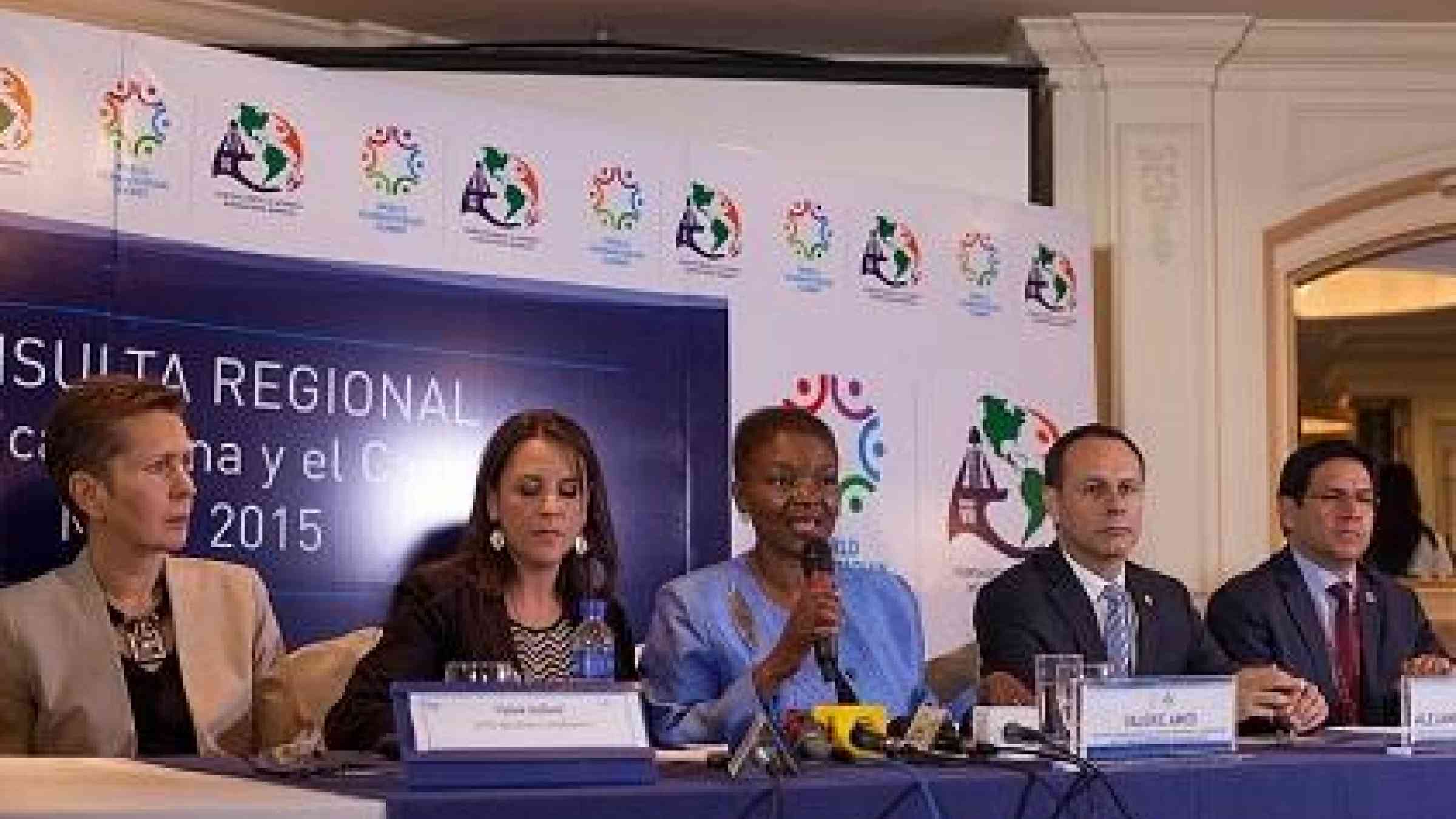Press Conference on the Declaration of Guatemala by (from left to right) the United Nations Resident Coordinator in Guatemala Valerie Julliand; unidentified interpreter; UN Under-Secretary-General for Humanitarian Affairs Valerie Amos; Executive Secretary of CONRED Alejandro Maldonado; Latin American Representative for United Nations Office of Humanitarian Affairs Darío Álvarez. (Photo: CONRED)