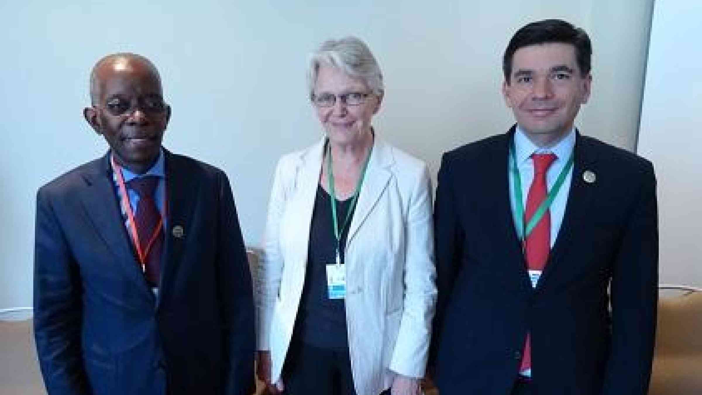 Finance ministries are key in disaster risk reduction. From left: Adriano Afonso Maleiane, Minister of Economy and Finance of Mozambique; Margareta Wahlström, Special Representative of the UN Secretary-General for Disaster Risk Reduction; Fernando Aportela, Under-Secretary at Mexico’s Ministry of Finance (Photo: UNISDR)
