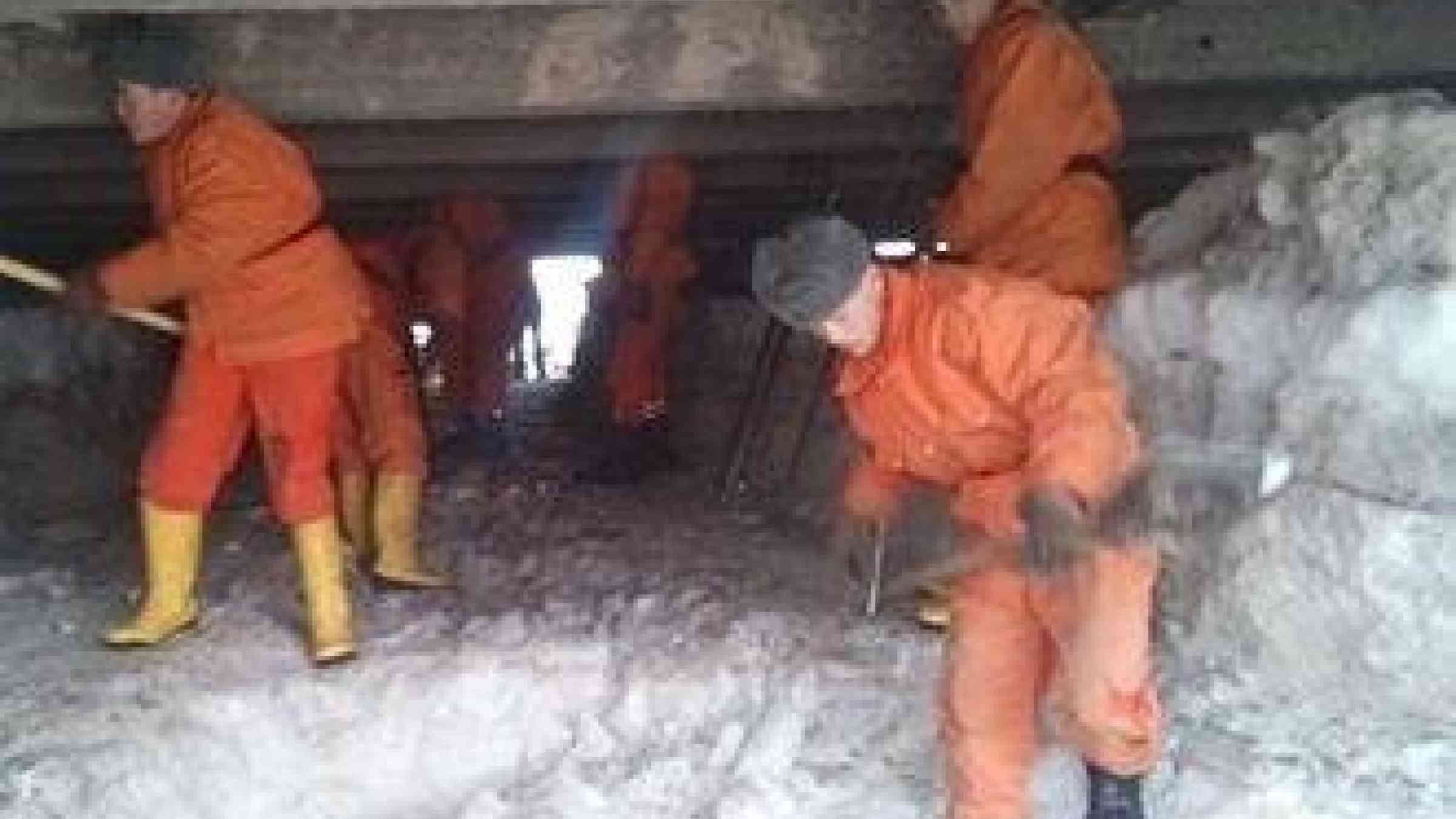 This winter, emergency workers moblilized to clear ice blocking a river bridge in Bishkek, reducing the risk of flooding (Photo: Ministry of Emergency Situations of Kyrgyzstan)