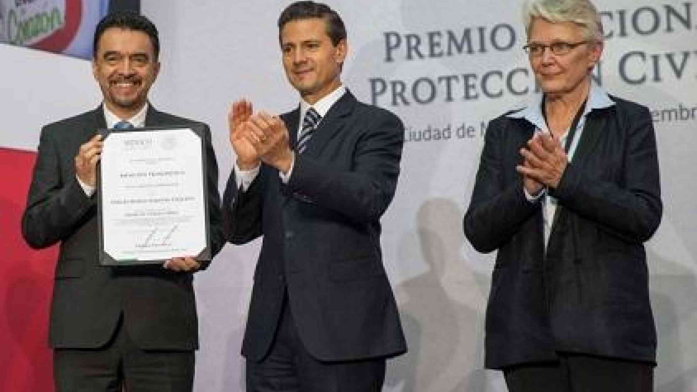from left to right, At the National Civil Protection Awards in Mexico, Sergio Almazan, Founder and President of Project Chema Tierra, President of Mexico, Enrique Pena Nieto, and head of UNISDR, Margareta Wahlstrom.
