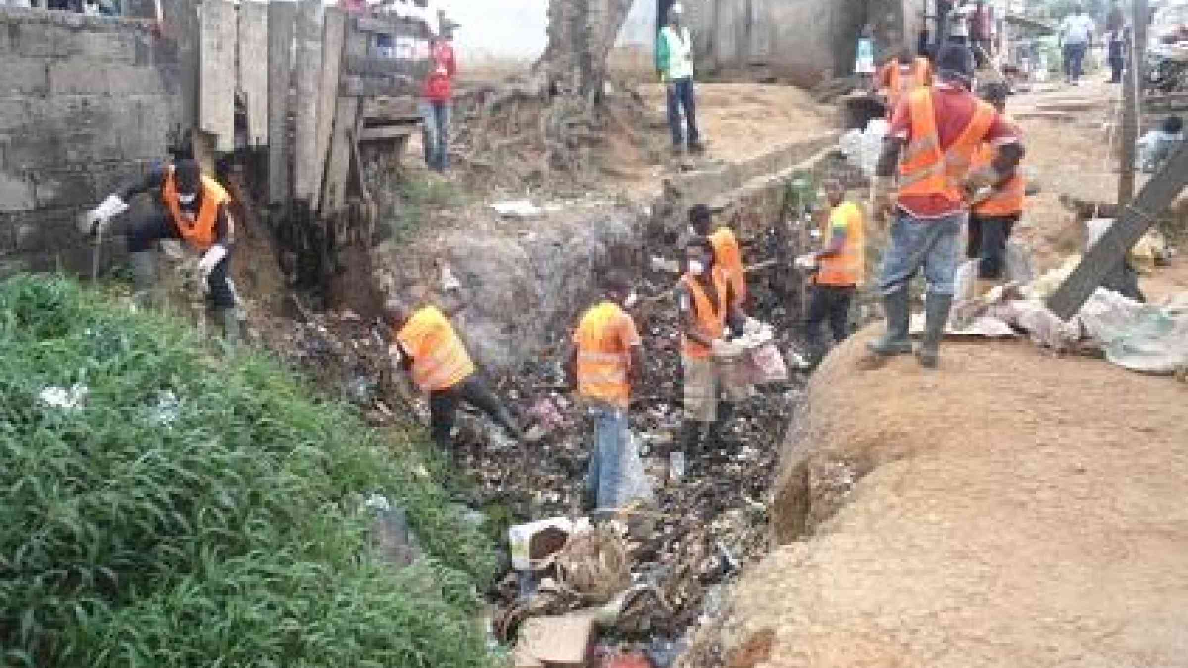 Local residents clear a trash-strewn drainage ditch in Nkolbikok, in Cameroon's capital Yaoundé, where the community has mobilized to reduce flood risk (Photo: Mairie de Yaoundé 6)