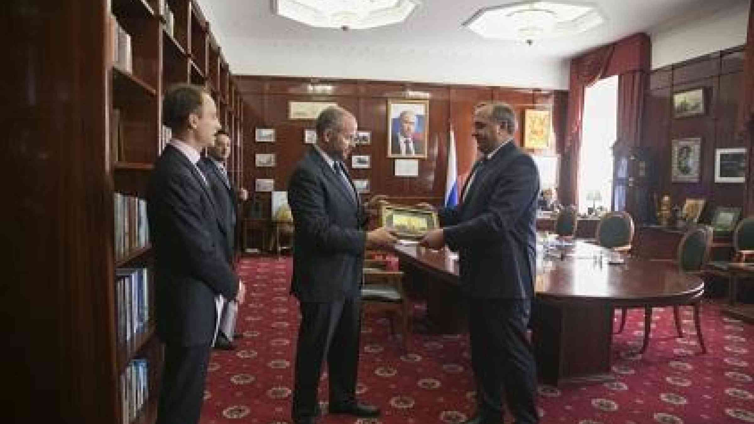 Vladimir Puchkov, Russia's Minister for Emergencies, (right) meets with Adam Bouloukos, Director of UNISDR (centre) (Photo: EMERCOM)