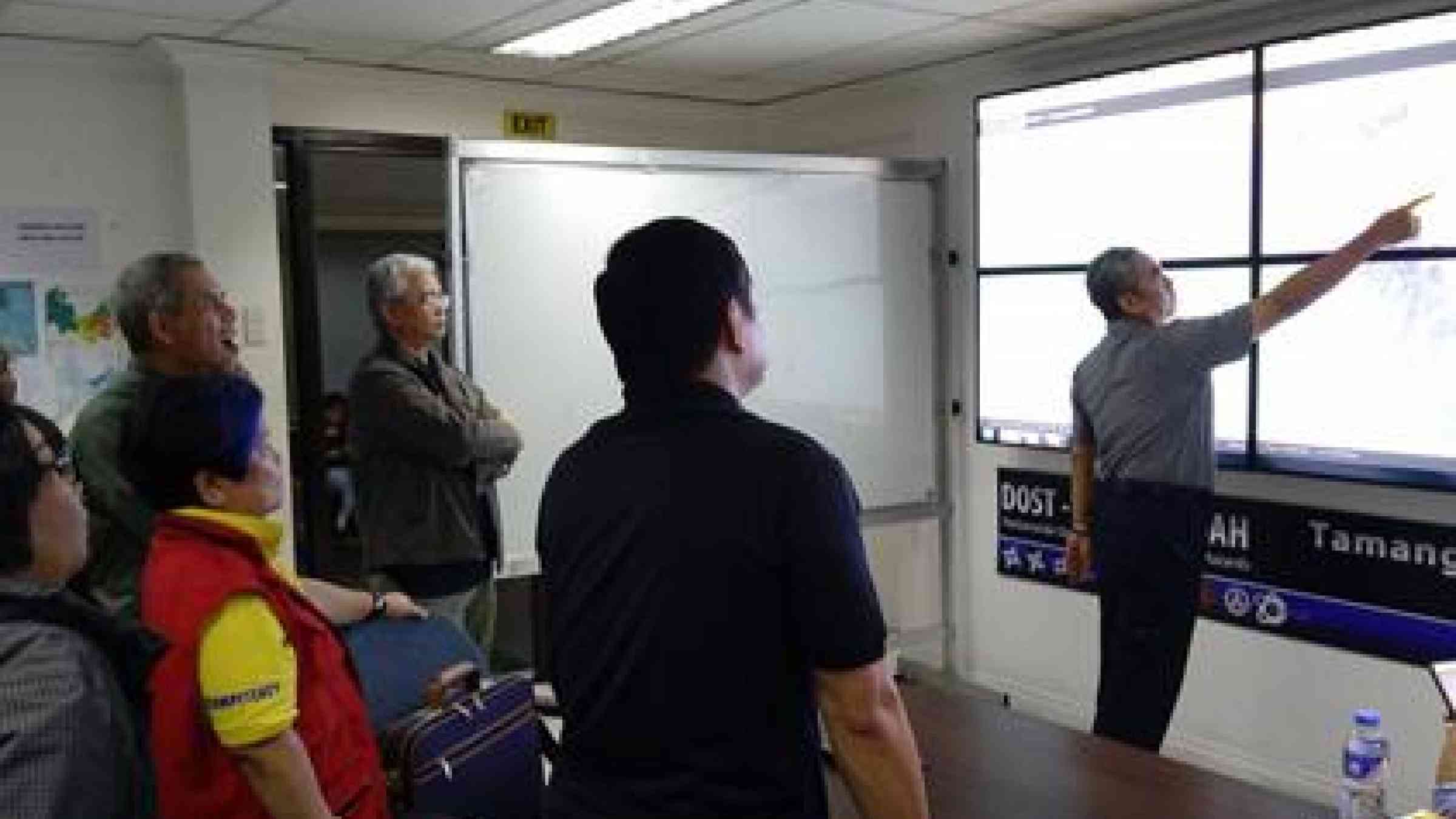 Philippine officials monitoring the typhoon over the weekend. (Photo: ISL)