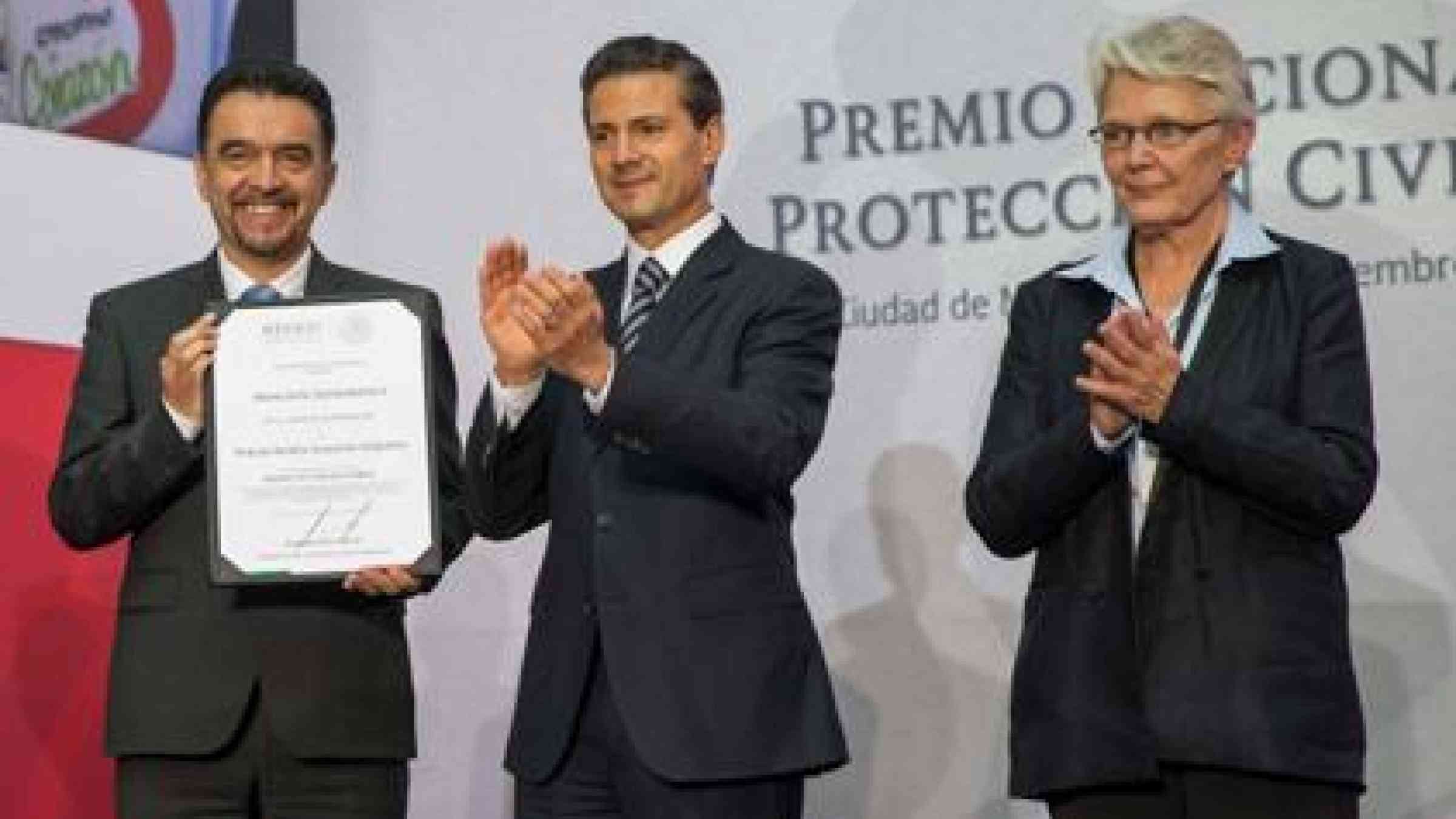 The President of Mexico, Mr. Enrique Peña Nieto, (right) with the head of UNISDR, Ms. Margareta Wahlstrom, at the National Civil Protection Awards ceremony in Mexico City in September. (Photo: UNISDR)