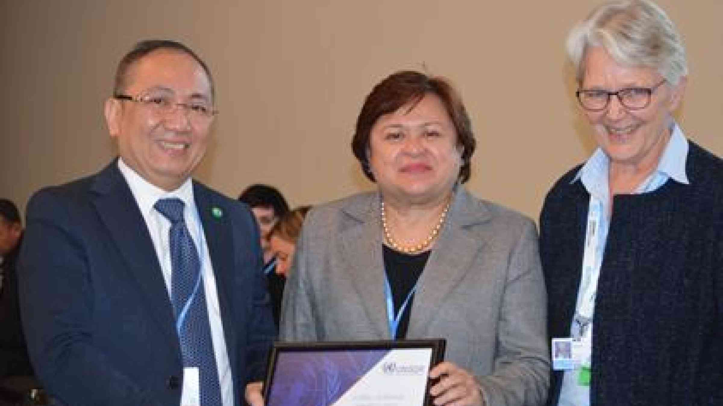 The certificate of Senator Loren Legarda's appointment as Global Champion for Resilience was received from the Head of UNISDR, Margareta Wahlstrom (right) by Ambassador Ma. Theresa Lazaro (center), Philippine Ambassador to France, and Commissioner Emmanuel M. de Guzman (left), Philippines Climate Change Commission, on behalf of Senator Loren Legarda, who was unable to travel to Paris because of her duties as Chair of the Senate Committee on Finance. (Photo: UNISDR)