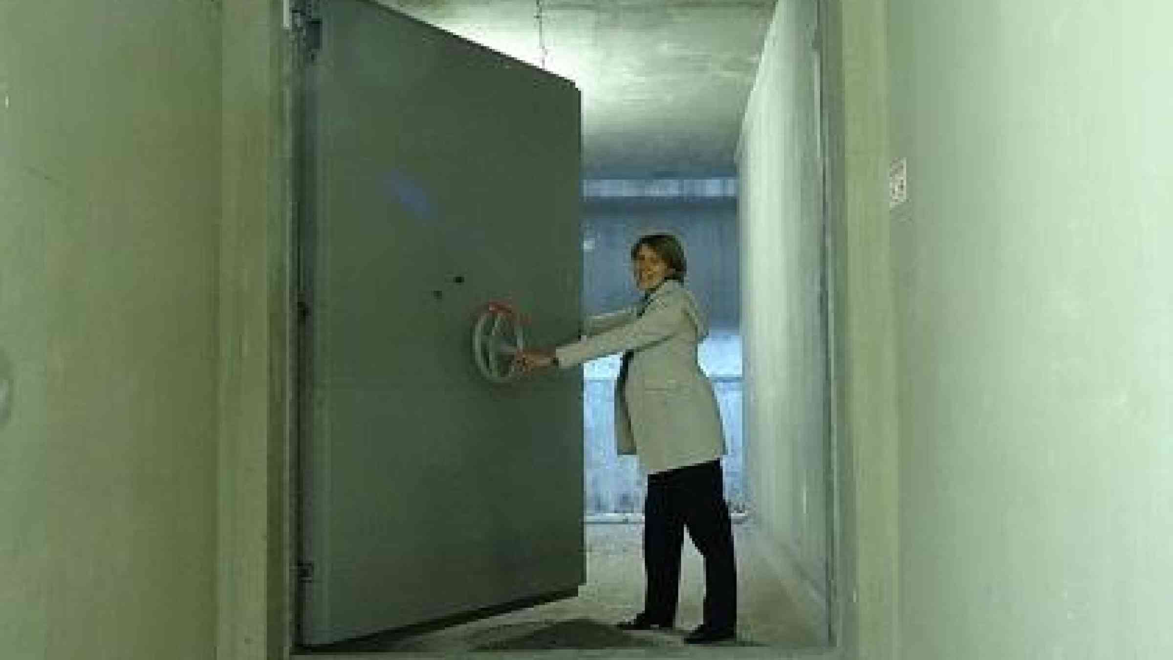 Last line of flood defence: Ms. Sophie Lemonnier, architectural, museography and technical director of the Louvre Museum demonstrates the site's watertight doors (Photo: UNISDR).