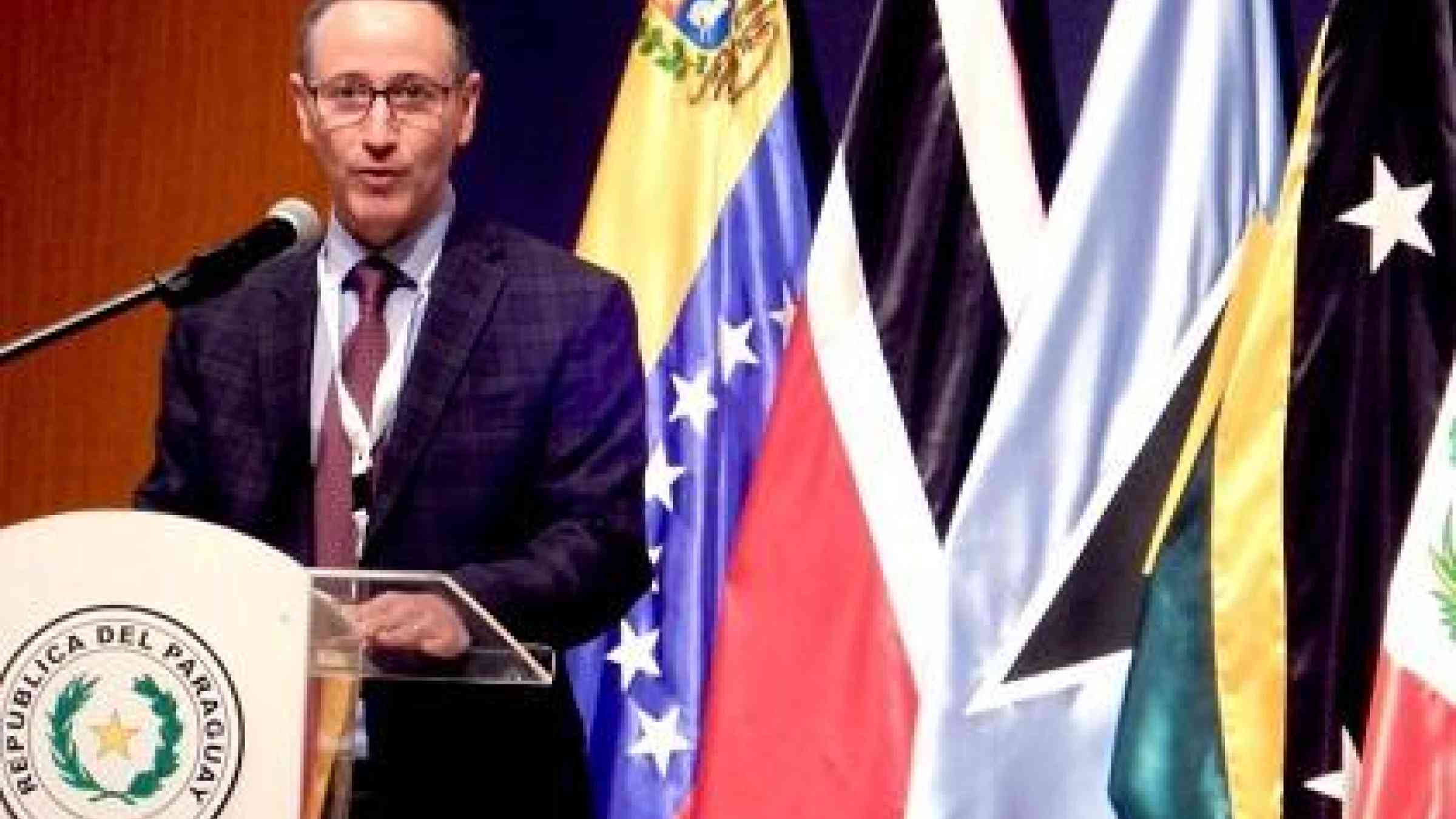 Mr. Robert Glasser, Special Representative of the UN Secretary-General for Disaster Risk Reduction, addresses the Paraguay meeting (Photo: UNISDR)