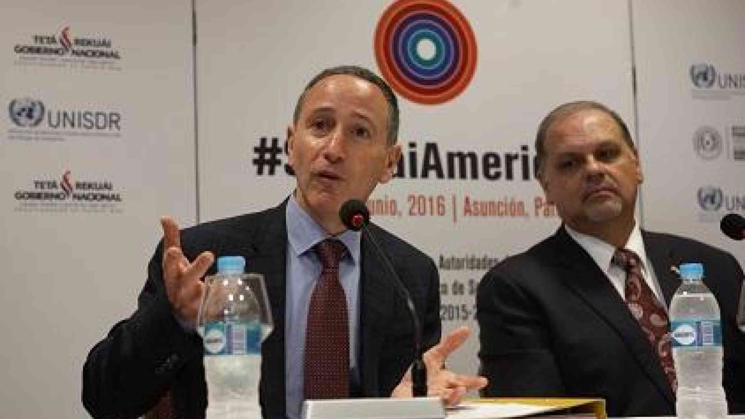 Mr. Robert Glasser, Special Representative of the UN Secretary-General for Disaster Risk Reduction (left), makes a point as Paraguay's Minister of the National Emergency Secretariat, Mr. Joaquin Roa Burgos, listens during the meeting in Asunción (Photo: National Emergency Secretariat)