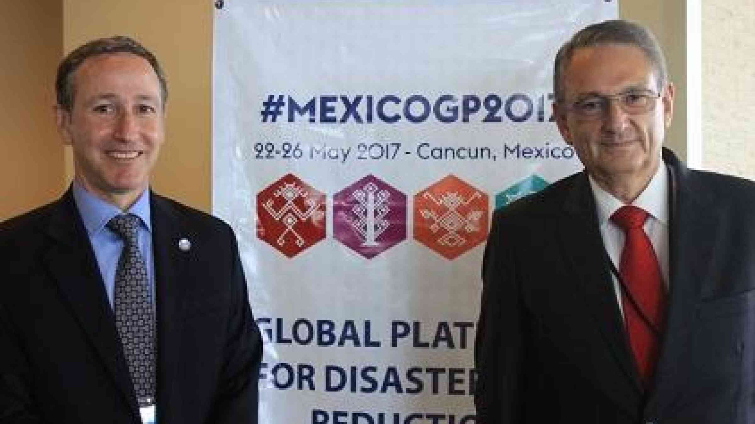Mr. Robert Glasser, UN Special Representative of the Secretary-General for Disaster Risk Reduction (left) with Mr. Luis Felipe Puente Espinosa, Mexico's National Coordinator of Civil Protection, after the briefing on the Global Platform for Disaster Risk Reduction (Photo: UNISDR)