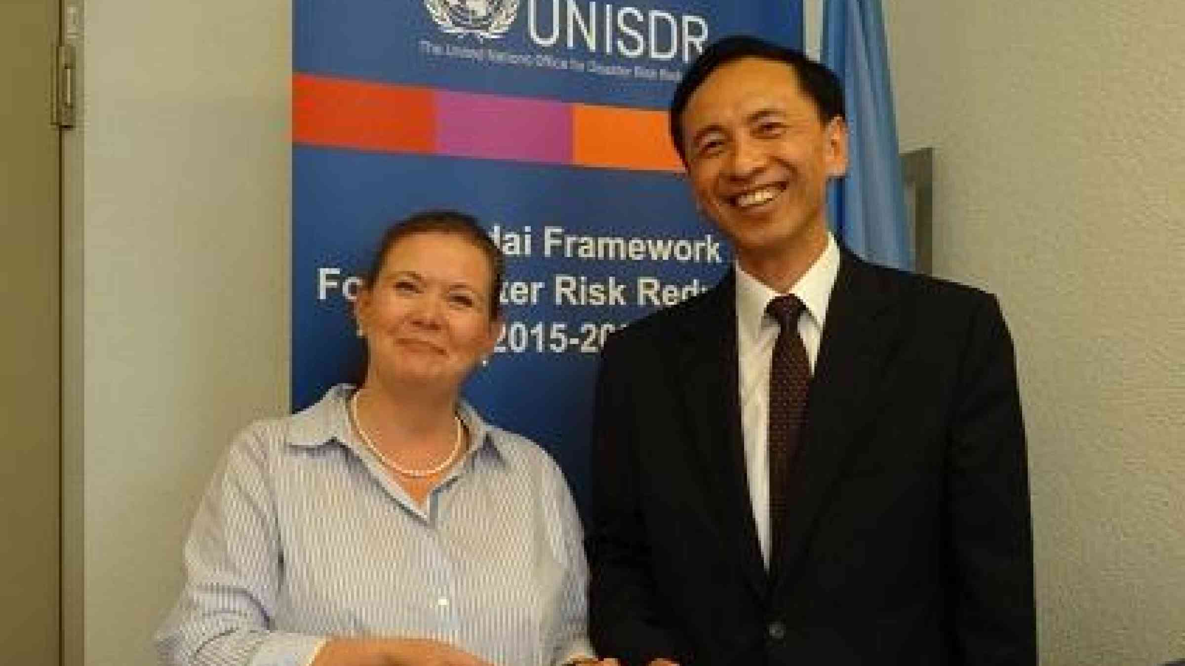 Ms. Kirsi Madi, UNISDR Director, was presented with an emergency radio set by the President of China National Radio, Mr. Yan Xiaoming. following discussions earlier today at UNISDR HQ in Geneva