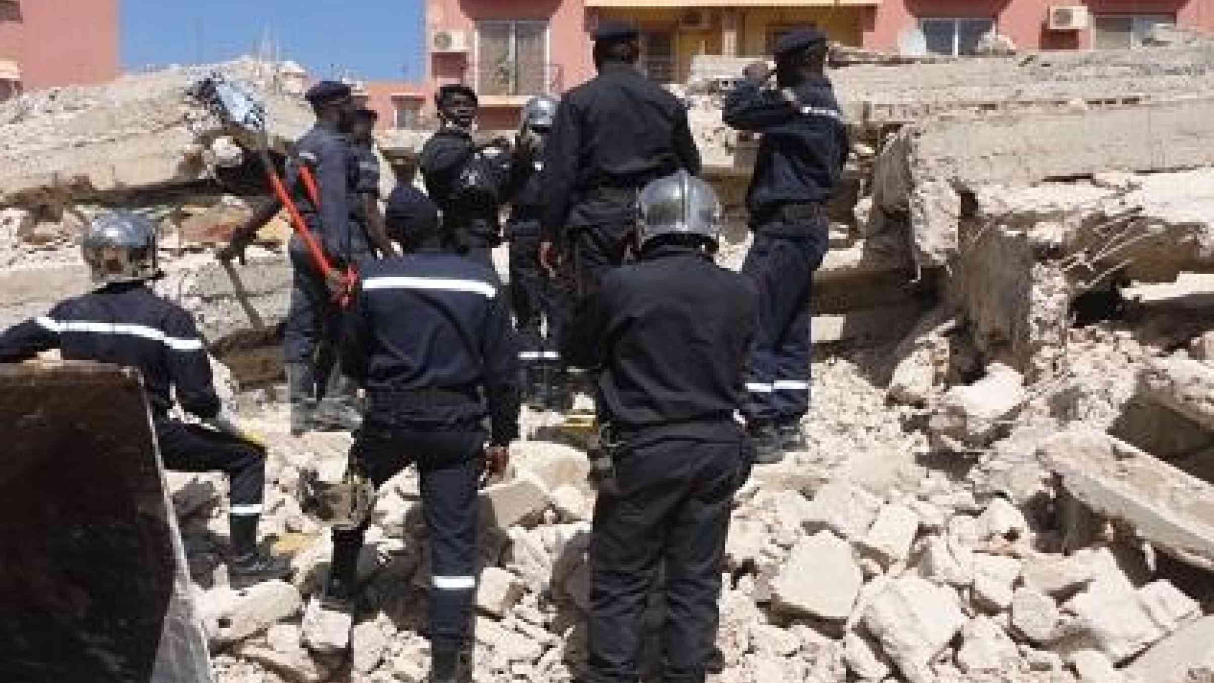 Authorities inspect rubble at a collapsed building in Dakar (Photo: DPC)