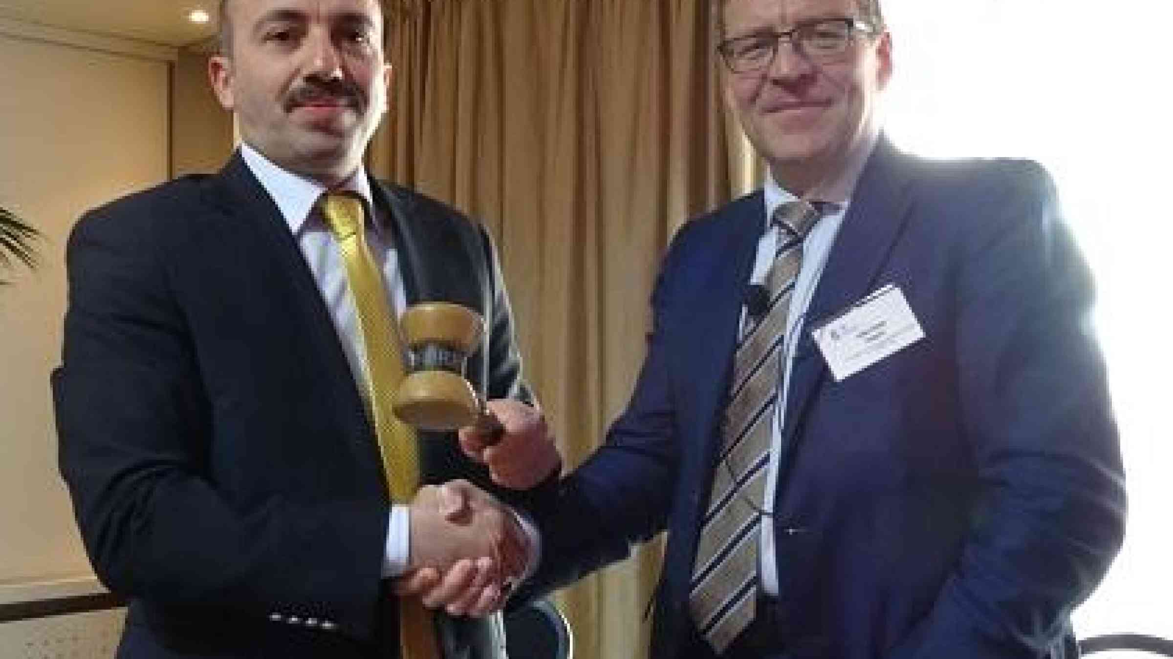 Turkey takes charge of the European Forum: Mr. Erkan Koparmal (left), strategic chief at its disaster management body AFAD, receives the gavel from Mr. Taito Vainio, senior adviser at the Interior Ministry of outgoing president Finland (Photo: UNISDR).